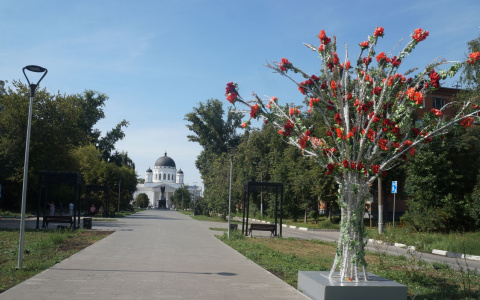Нижегородцев шокировали пластмассовые деревья на Ярмарочном проезде