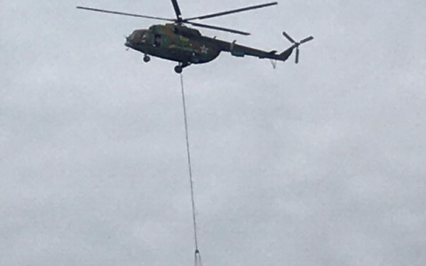 В Сарове вертолет собирает воду для тушения пожара в Мордовском заповеднике