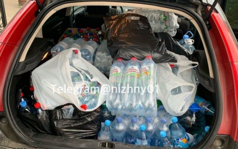Жители охваченного огнем Первомайска собрали несколько машин продуктов для пожарных