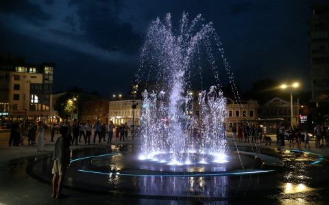 «Сухой» светомузыкальный фонтан заработал у концертного зала «Юпитер» в Нижнем Новгороде