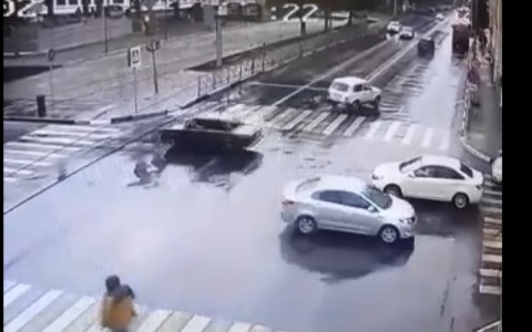 В центре Нижнего водитель сбил лицеистку 1 сентября и скрылся