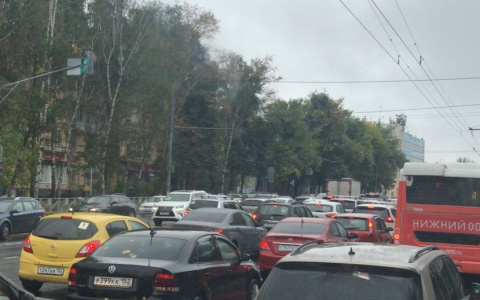Неработающий светофор на Сормовском шоссе в Нижнем Новгороде собрал огромную пробку