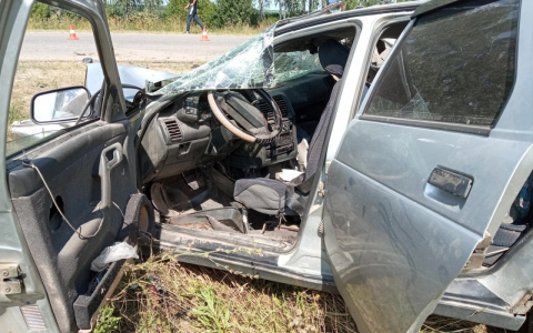 В Нижегородской области водитель BMW врезался в стоящую на обочине фуру и погиб
