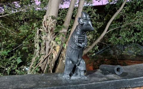 На Почаинском бульваре украли статую мышонка-пушкаря