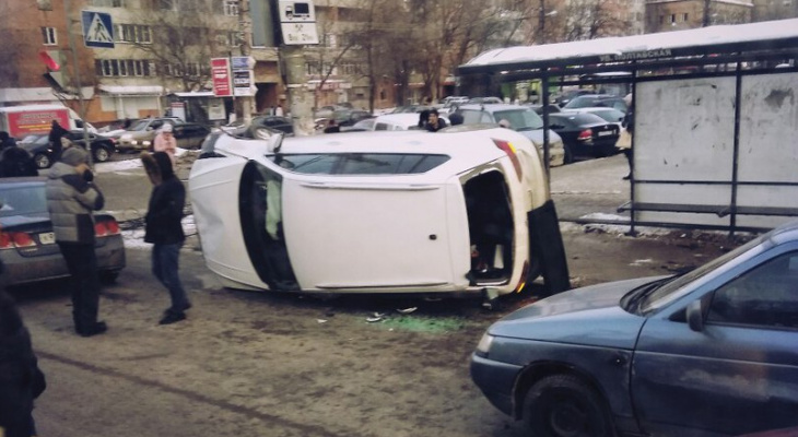 Остановка Полтавская Нижний Новгород. Повалят на бок автобус.