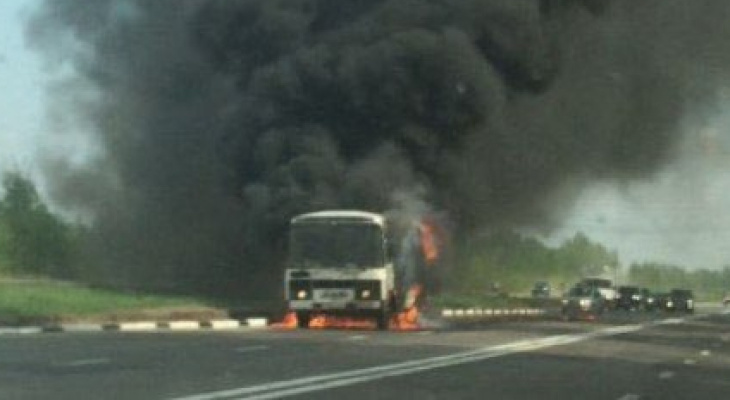 Служебный автобус ПАЗ сгорел на Гребном канале