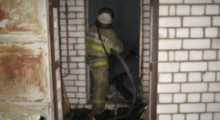 Пожарные спасли женщину и мужчину из горящей квартиры в Арзамасе