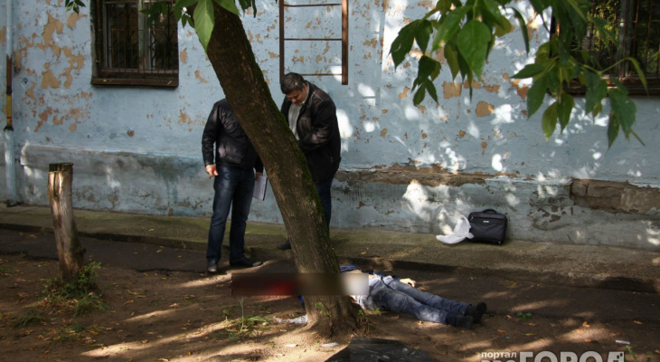 Тело молодого человека обнаружили под окнами одного из домов в Балахне‍