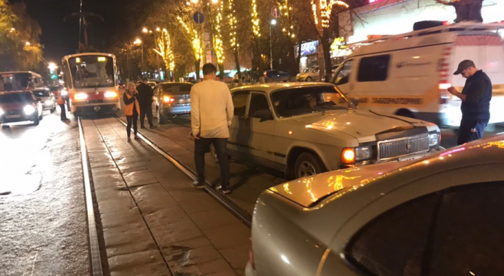 Три легковушки не разъехались на улице Бекетова в Нижнем Новгороде