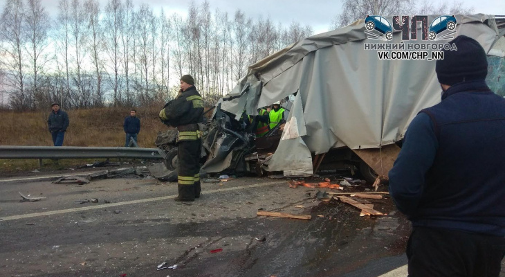 Мужчина погиб при столкновении трех грузовых автомашин в Лысковском районе