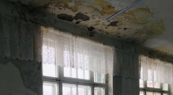 Последствия протечки крыши в школе № 12 в Балахне устранят за две недели