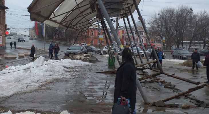 Автобусная остановка упала и повисла на проводах в Нижнем Новгороде