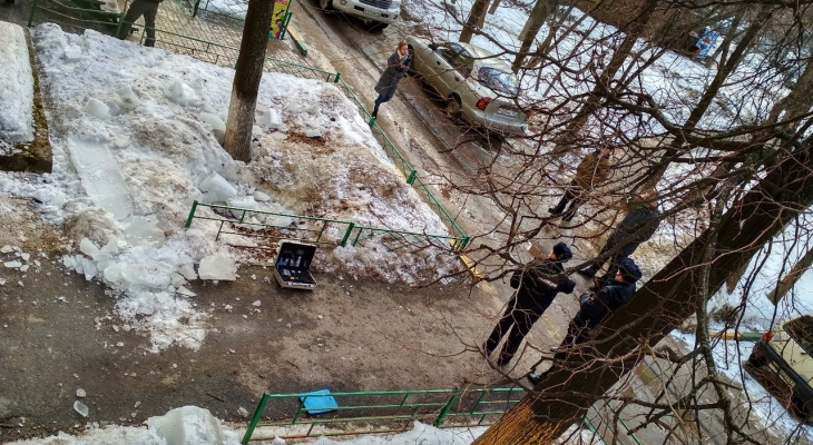 Глыба льда упала на трехлетнего мальчика и коляску с месячной девочкой в Нижнем Новгороде