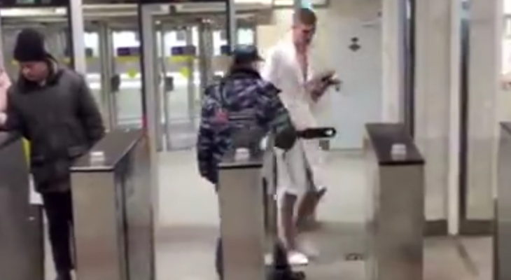 Нижегородский студент спустился в метро в белых халате и тапочках