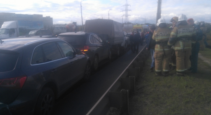 Массовая авария на Мызинском мосту: столкнулись восемь автомобилей