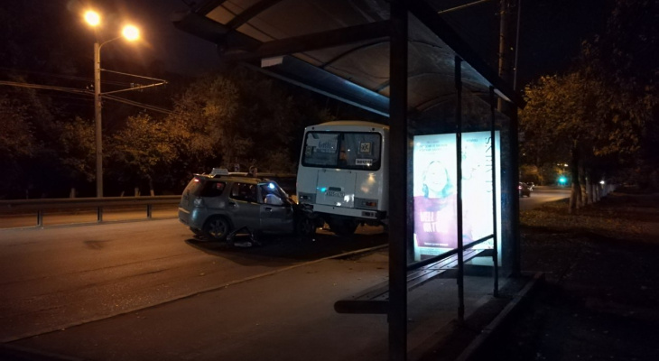 Пазику ничего, а такси в хлам: в Нижнем Новгороде иномарка протаранила автобус