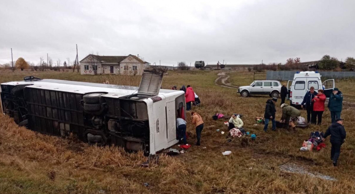 Автобус с туристами перевернулся в Нижегородской области: 20 человек доставлены в больницы