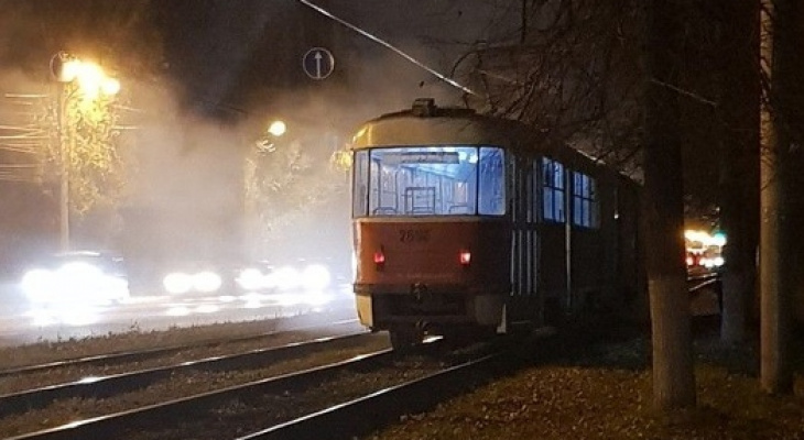 Трамвай с пассажирами внутри задымился в Нижнем Новгороде