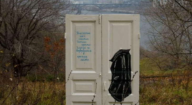 Арт-объект в виде дверей художницы Елены Лисицы появился в Нижнем Новгороде
