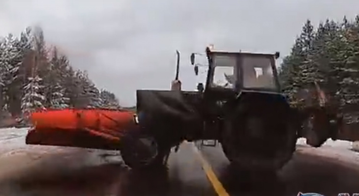 Иномарка влетела в разворачивающийся трактор у Нижегородской области