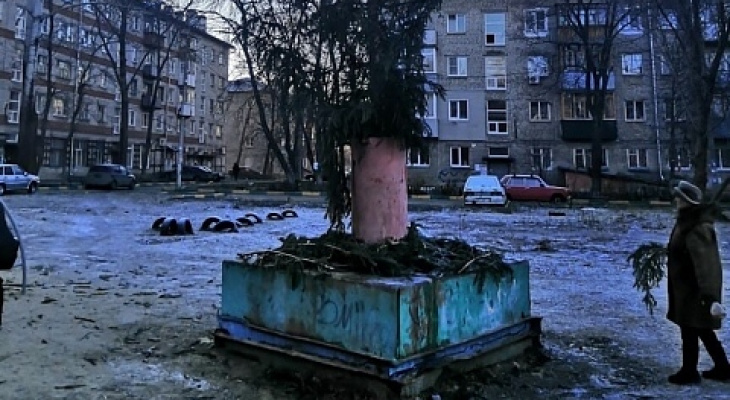 Прошлогодняя что ли: «похоронную» елку поставили в Канавинском районе