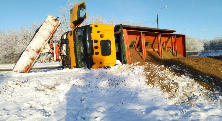 Снегоуборочная машина опрокинулась на бок, когда чистила дорогу в Дзержинске
