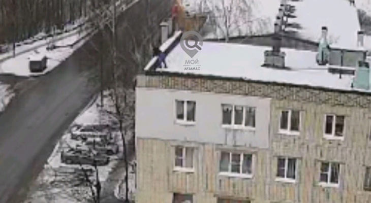 Мужчина погиб при падении с крыши дома в Арзамасе 25 января