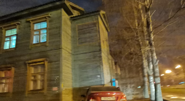 Иномарка протаранила жилой дом на улице Рябцева Нижнего Новгорода