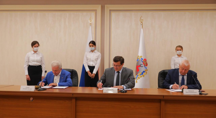 Глеб Никитин и председатель Совета Центросоюза РФ Дмитрий Зубов подписали соглашение о развитии потребительской кооперации