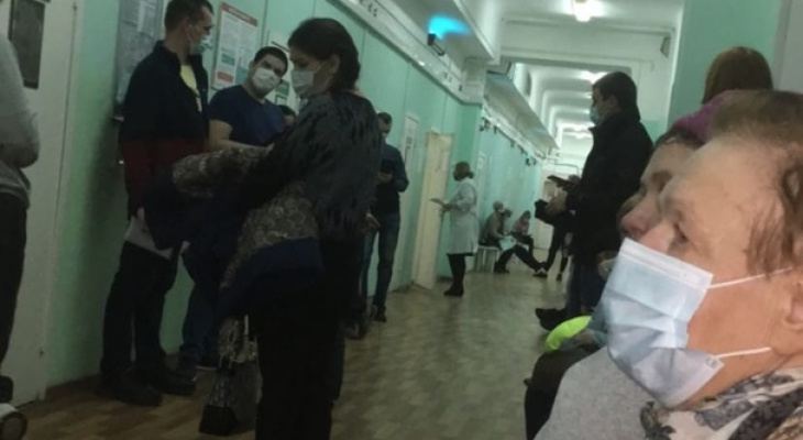 Жители Дзержинска часам сидят в поликлинике, ожидая приема у врача