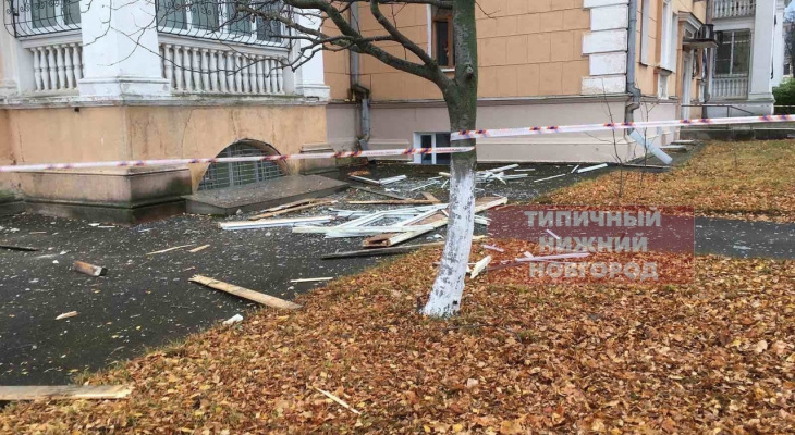 В центре Нижнего Новгорода обрушился балкон жилого дома, являющегося ОКН