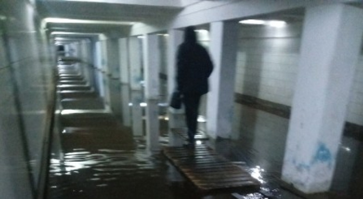 «Запасаемся резиновыми лодками»: на Автозаводе затопило подземный пешеходный переход