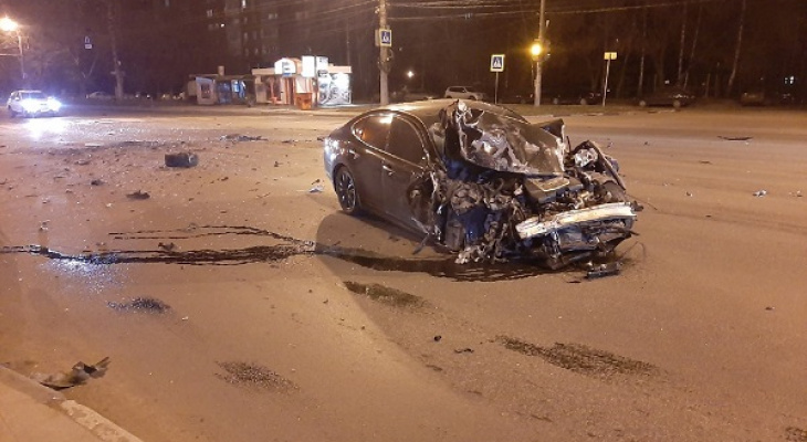 Инфинити и автобус столкнулись на пустой дороге в Нижнем Новгороде