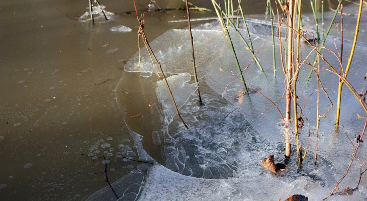 УАЗ с двумя людьми провалился под лед на озере Свято в Нижегородской области