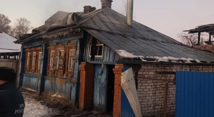Три человека погибли при возгорании деревянного дома в Семенове