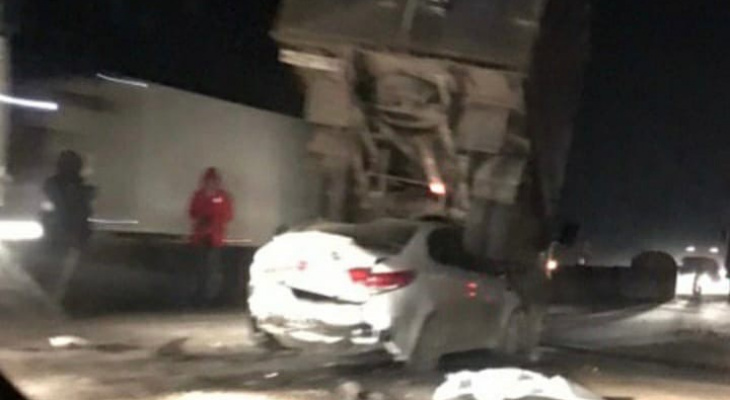 Груда железа: иномарка влетела под грузовик на трассе под Дзержинском