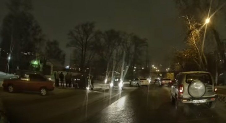 Массовое ДТП сковало движение по Комсомольской площади
