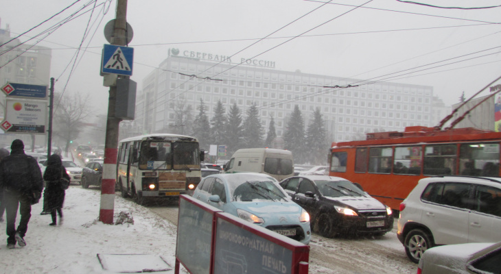 Девятибалльные пробки сковали дороги Нижнего Новгорода утром 14 января