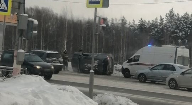 Внедорожник не вписался в поворот и опрокинулся на бок в Нижнем Новгороде
