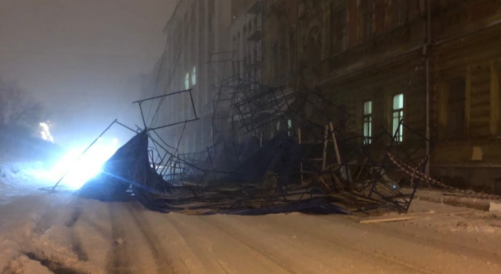Строительные леса рухнули в центре Нижнего Новгорода 31 января