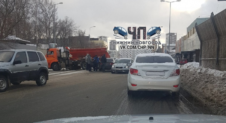 Камаз перегородил дорогу на улице Барминской в Нижнем Новгороде
