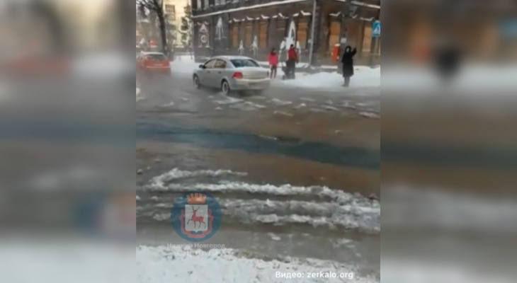 Набережная Федоровского в Нижнем Новгороде утопает в потоке воды