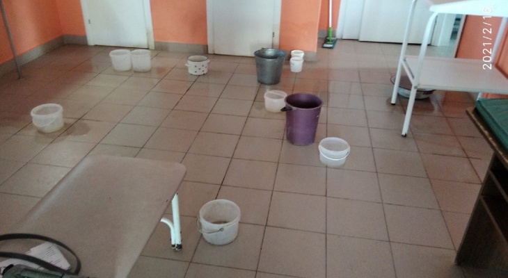В Сергаче оголенная проводка и протекающая крыша встречают посетителей в детской поликлинике