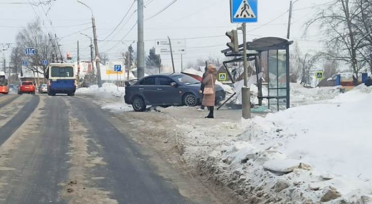 Иномарка на скорости врезалась в остановку в Нижнем Новгороде 21 февраля