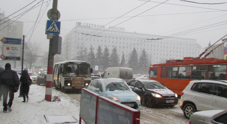 Огромные пробки образовались в Нижнем Новгороде из-за неубранного снега