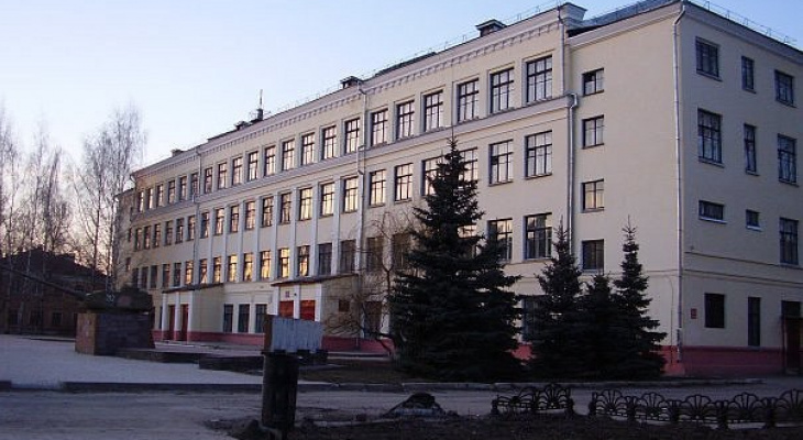 Учащихся начальных классов в Нижнем Новгороде морозят на улице из-за коронавируса