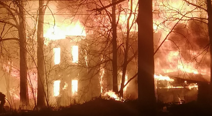 На площади Сенной в Нижнем Новгороде снова горят дерявянные дома