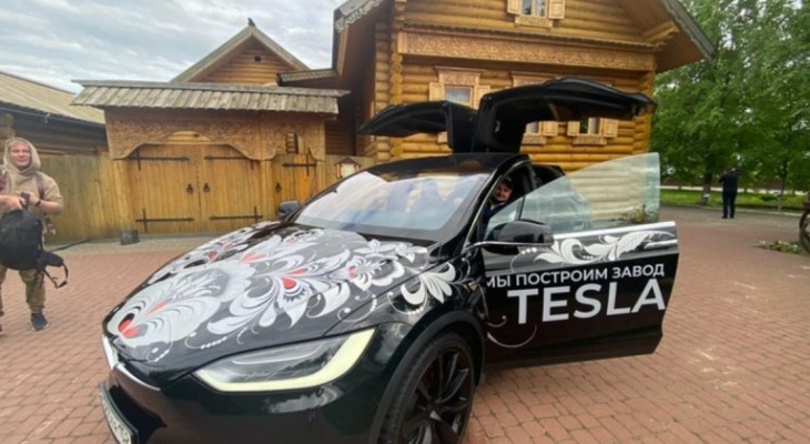 Жители Семенова автомобиль Tesla расписали под хохлому