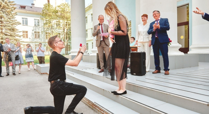 На церемонии вручения дипломов нижегородскую студентку позвали замуж