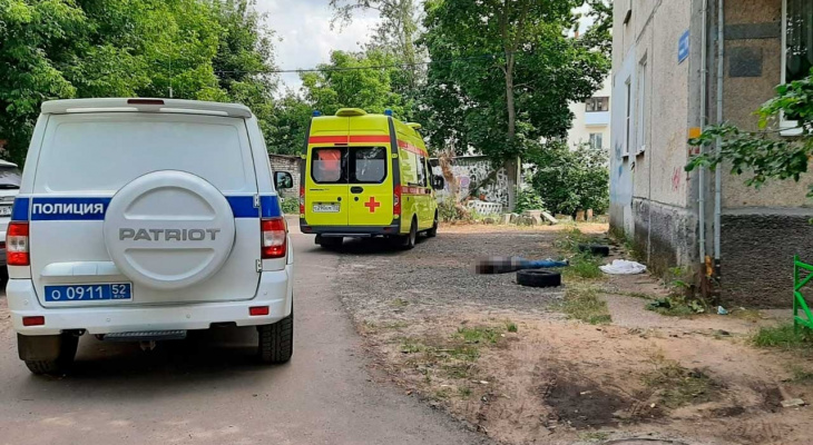 Мужчина погиб, упав с высоты четвертого этажа, в Дзержинске